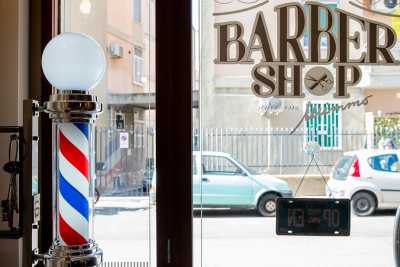 Pali colorati, rimandi a Inghilterra e Usa, cura dei dettagli: � il fenomeno "barber shop"